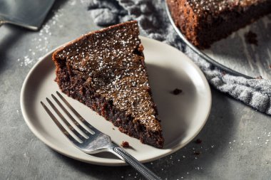 Pudra şekerli Koyu Çikolatalı Zeytinyağı Keki