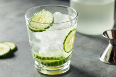 Soğuk Salatalık Shochu Kokteyli Buzlu Tazeleniyor