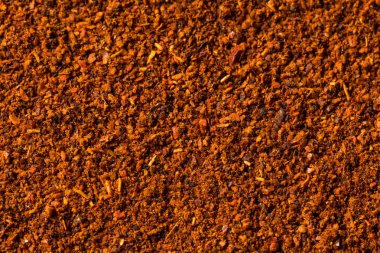 Kase içinde çiğ kırmızı organik biber tozu.