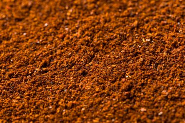 Kase içinde çiğ kırmızı organik biber tozu.