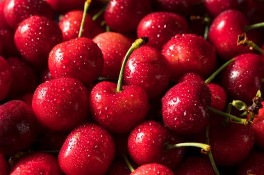 Sağlıklı organik kırmızı kirazlar yemek kasesinde.