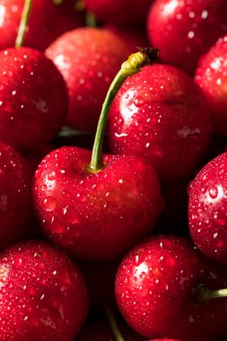 Sağlıklı organik kırmızı kirazlar yemek kasesinde.