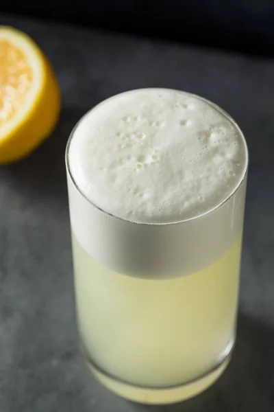 Gim Refrescante Refrescante Limão Fizz Com Uma Clara Ovo — Fotografia de Stock
