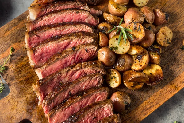 Hemlagad New York Strip Steak Med Rostad Potatis — Stockfoto