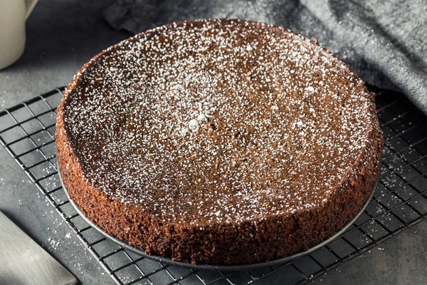 Süße Dunkle Schokolade Olivenölkuchen Mit Puderzucker — Stockfoto