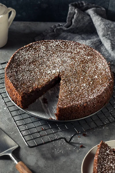 Süße Dunkle Schokolade Olivenölkuchen Mit Puderzucker — Stockfoto