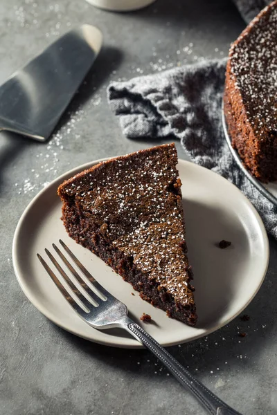 Süße Dunkle Schokolade Olivenölkuchen Mit Puderzucker — Stockfoto