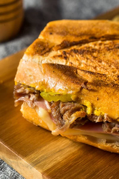 红心自制的带有火腿奶酪和芥末的古巴猪肉三明治 — 图库照片