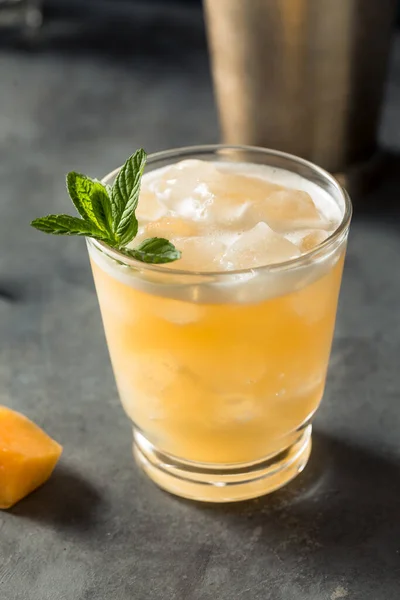 Dronken Verfrissende Shochu Cantaloupe Cocktail Met Munt — Stockfoto