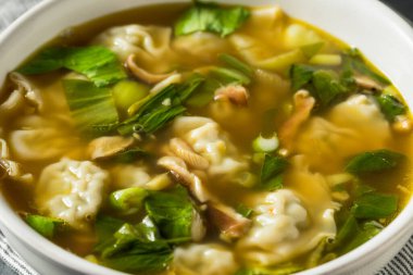 Bok Choy ile ev yapımı Asya usulü Tavuk Çorbası