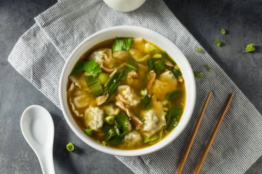 Bok Choy ile ev yapımı Asya usulü Tavuk Çorbası