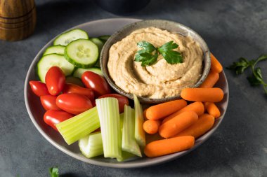 Havuçlu, domatesli ve kerevizli ev yapımı sebze Humus Tabağı.