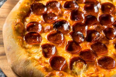 Ev yapımı Pepperoni Doldurulmuş Peynirli Kabuklu Pizza