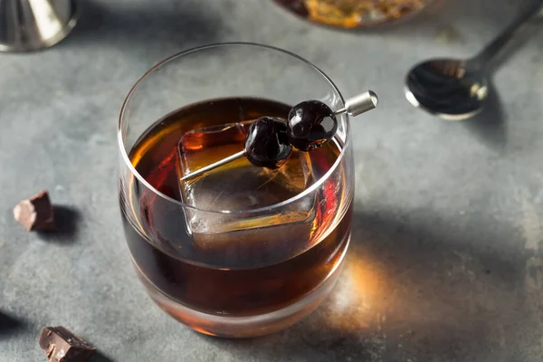 Bebida Refrescante Chocolate Old Fashioned Cocktail Com Bourbon — Fotografia de Stock