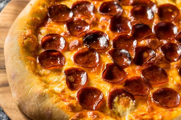 Домашняя Пицца Начинкой Пепперони Сыром — стоковое фото
