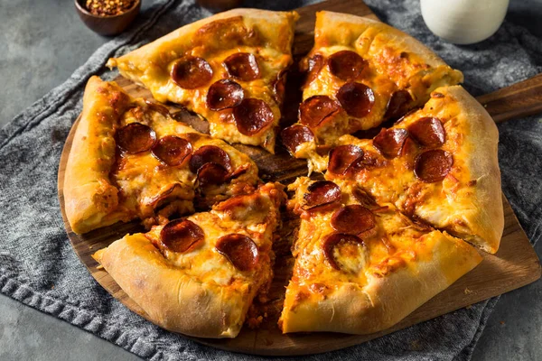 Pizza Crosta Recheada Pepperoni Caseiro Com Queijo — Fotografia de Stock