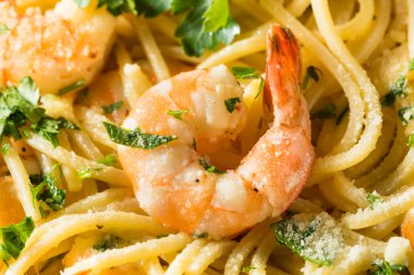 Ev yapımı karides ve maydanozlu makarna.