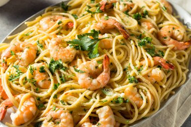 Ev yapımı karides ve maydanozlu makarna.