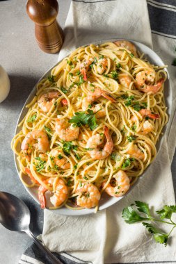 Ev yapımı karides ve maydanozlu makarna.