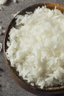 Çiğ organik hindistan cevizi gevrekleri kasede