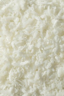 Çiğ organik hindistan cevizi gevrekleri kasede