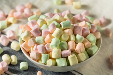 Tatlı Gökkuşağı Fruity Mini Marshmallow 'u bir kasede
