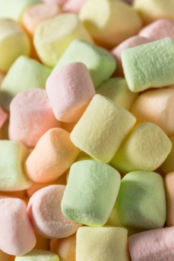 Tatlı Gökkuşağı Fruity Mini Marshmallow 'u bir kasede