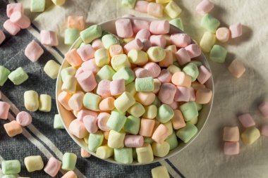 Tatlı Gökkuşağı Fruity Mini Marshmallow 'u bir kasede