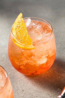 Serinletici İtalyan Aperol Spritz Portakallı Kokteyl