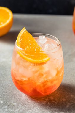 Serinletici İtalyan Aperol Spritz Portakallı Kokteyl