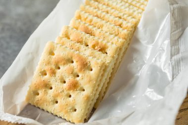 Sağlıklı ev yapımı tuzlu kraker yemeye hazır.