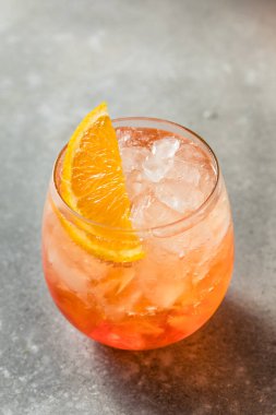 Serinletici İtalyan Aperol Spritz Portakallı Kokteyl
