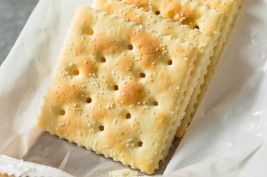 Sağlıklı ev yapımı tuzlu kraker yemeye hazır.