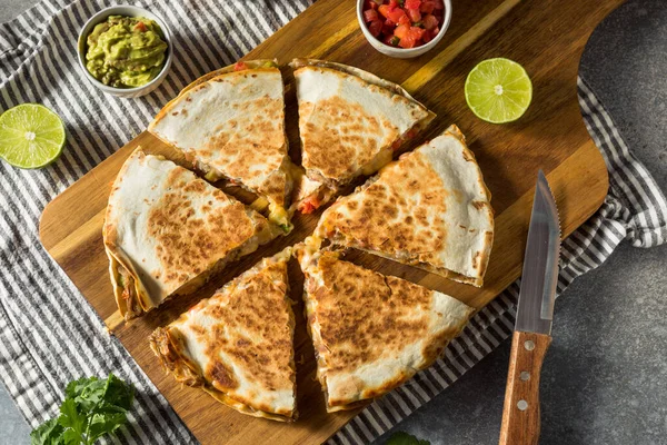 Carnitas Carnitas Buatan Sendiri Cheesey Quesadilla Dengan Tomat Dan Jagung — Stok Foto