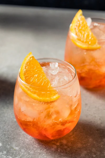 Boozy Rafraîchissant Italien Aperol Spritz Cocktail Aux Oranges — Photo