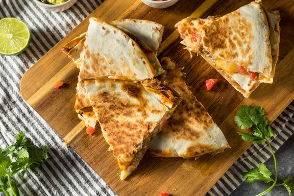 Σπιτικά Καρνίτας Χοιρινό Cheesey Quesadilla Ντομάτα Και Καλαμπόκι — Φωτογραφία Αρχείου