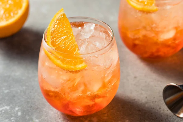 Δροσιστικό Ποτό Ιταλικό Aperol Spritz Cocktail Πορτοκάλια — Φωτογραφία Αρχείου