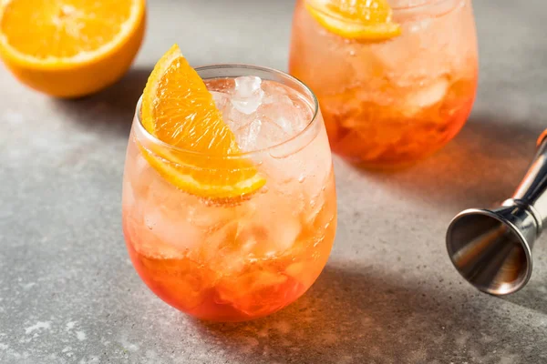 オレンジとさわやかなBoozyイタリアのAperol Spritzカクテル — ストック写真