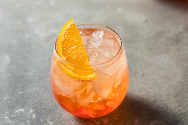 Frissítő Részeges Olasz Aperol Spritz Koktél Narancsokkal — Stock Fotó