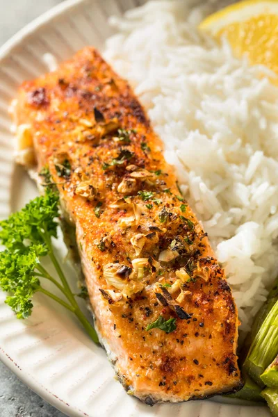 健康的自制烤鲑鱼与芦笋配米 — 图库照片