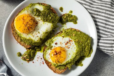 Pepper 'la Kahvaltı İçin Sağlıklı Organik Pesto Yumurtalı Tost