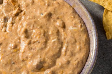 Ev yapımı fırınlanmış fasulye. Peynirli ve cipsli.