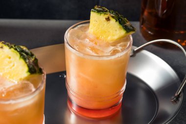 İçkiyi Tazeleyen Rom Kokteyli Ananas ve Grenadine