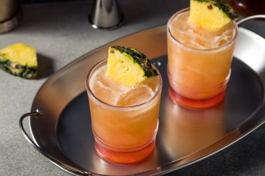 İçkiyi Tazeleyen Rom Kokteyli Ananas ve Grenadine