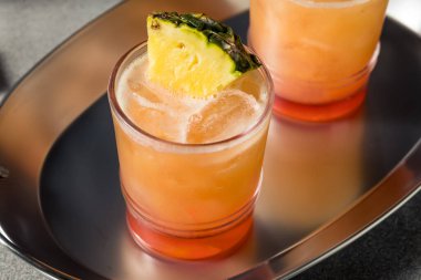 İçkiyi Tazeleyen Rom Kokteyli Ananas ve Grenadine