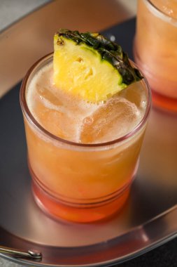 İçkiyi Tazeleyen Rom Kokteyli Ananas ve Grenadine