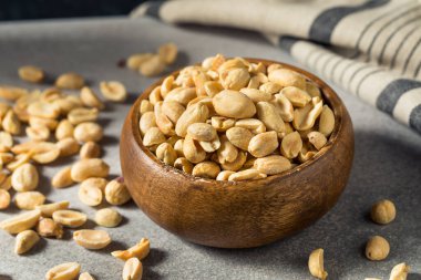 Sağlıklı kızarmış tuzlu kabuklu fıstık kasesi.