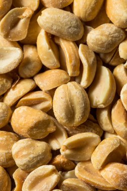 Sağlıklı kızarmış tuzlu kabuklu fıstık kasesi.