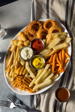 Ev yapımı kızarmış patates kızartması ve soslu sos.