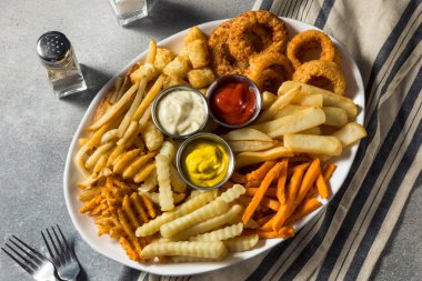 Ev yapımı kızarmış patates kızartması ve soslu sos.